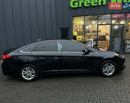 Черный Хендай Соната, объемом двигателя 2.36 л и пробегом 300 тыс. км за 9000 $, фото 4 на Automoto.ua