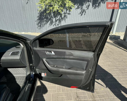 Черный Хендай Соната, объемом двигателя 2.36 л и пробегом 130 тыс. км за 10500 $, фото 17 на Automoto.ua