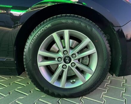 Черный Хендай Соната, объемом двигателя 2.4 л и пробегом 240 тыс. км за 10500 $, фото 4 на Automoto.ua