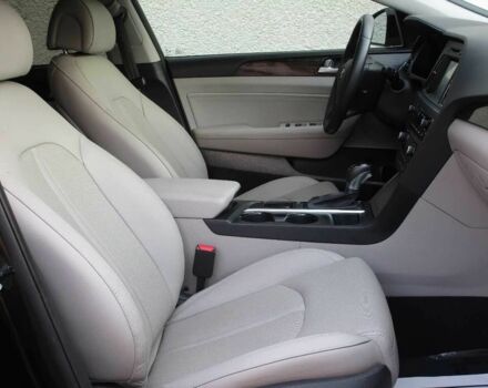 Черный Хендай Соната, объемом двигателя 2.4 л и пробегом 78 тыс. км за 2000 $, фото 5 на Automoto.ua