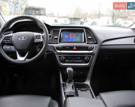 Чорний Хендай Соната, об'ємом двигуна 2 л та пробігом 370 тис. км за 13300 $, фото 31 на Automoto.ua