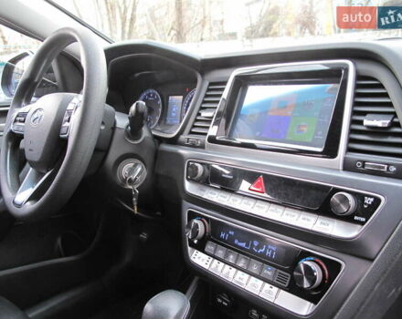 Чорний Хендай Соната, об'ємом двигуна 2 л та пробігом 370 тис. км за 13300 $, фото 43 на Automoto.ua