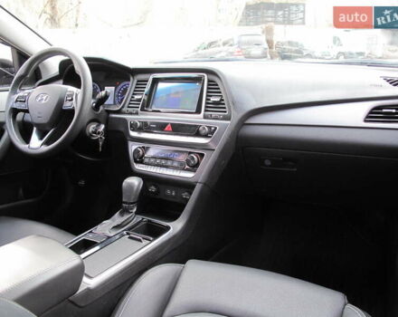 Чорний Хендай Соната, об'ємом двигуна 2 л та пробігом 370 тис. км за 13300 $, фото 48 на Automoto.ua