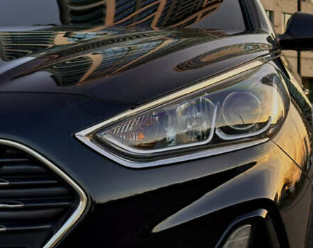 Черный Хендай Соната, объемом двигателя 2 л и пробегом 171 тыс. км за 12650 $, фото 6 на Automoto.ua