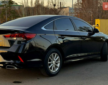 Черный Хендай Соната, объемом двигателя 2 л и пробегом 171 тыс. км за 12650 $, фото 2 на Automoto.ua