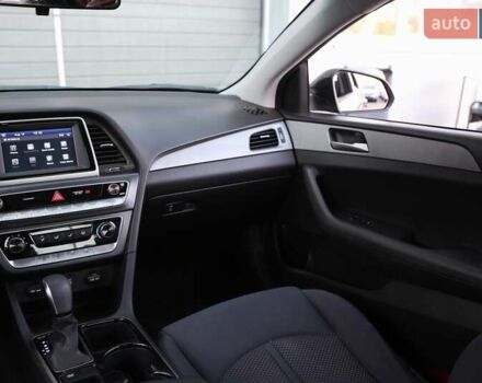 Чорний Хендай Соната, об'ємом двигуна 2.36 л та пробігом 77 тис. км за 13900 $, фото 14 на Automoto.ua