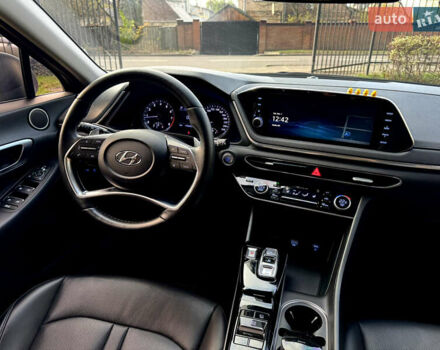 Черный Хендай Соната, объемом двигателя 2 л и пробегом 175 тыс. км за 18990 $, фото 5 на Automoto.ua