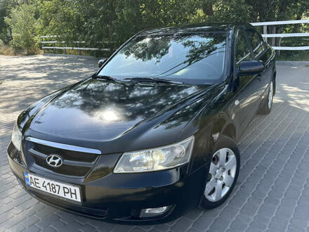 Черный Хендай Соната, объемом двигателя 2 л и пробегом 219 тыс. км за 5500 $, фото 1 на Automoto.ua