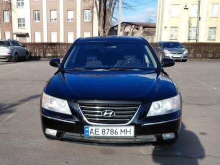 Черный Хендай Соната, объемом двигателя 2 л и пробегом 300 тыс. км за 5800 $, фото 1 на Automoto.ua