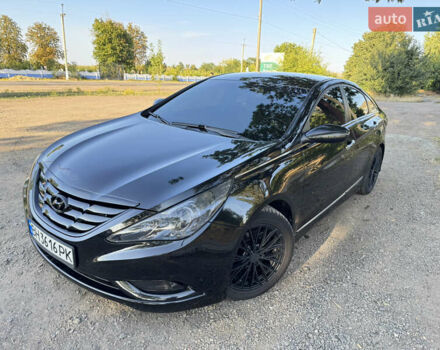 Черный Хендай Соната, объемом двигателя 2.36 л и пробегом 300 тыс. км за 11000 $, фото 1 на Automoto.ua