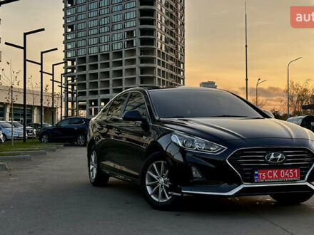 Черный Хендай Соната, объемом двигателя 2 л и пробегом 171 тыс. км за 12650 $, фото 1 на Automoto.ua