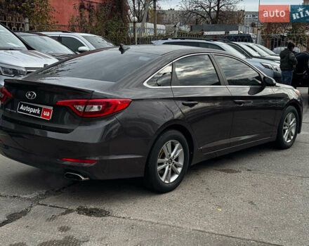 Коричневый Хендай Соната, объемом двигателя 2.4 л и пробегом 129 тыс. км за 11990 $, фото 4 на Automoto.ua