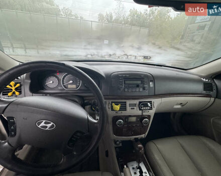 Красный Хендай Соната, объемом двигателя 3.34 л и пробегом 256 тыс. км за 5000 $, фото 4 на Automoto.ua