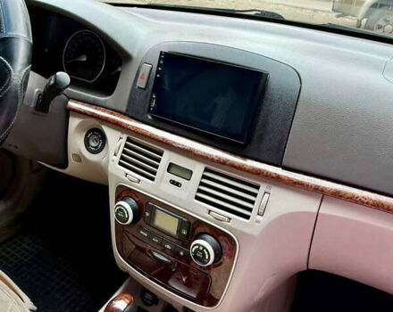 Красный Хендай Соната, объемом двигателя 2.4 л и пробегом 253 тыс. км за 5500 $, фото 4 на Automoto.ua