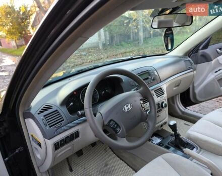 Хендай Соната 2006 у Казатине на Automoto.ua Червоний Хендай Соната, об'ємом двигуна 2 л та пробігом 280 тис. км за 5200 $, фото 11 на Automoto.ua