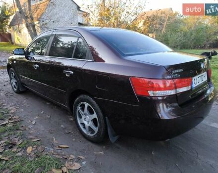 Хендай Соната 2006 у Казатине на Automoto.ua Червоний Хендай Соната, об'ємом двигуна 2 л та пробігом 280 тис. км за 5200 $, фото 2 на Automoto.ua