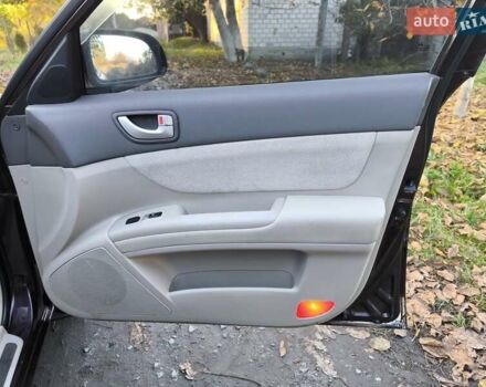 Червоний Хендай Соната, об'ємом двигуна 2 л та пробігом 280 тис. км за 4999 $, фото 31 на Automoto.ua