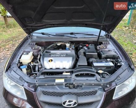 Хендай Соната 2006 у Казатине на Automoto.ua Червоний Хендай Соната, об'ємом двигуна 2 л та пробігом 280 тис. км за 5200 $, фото 15 на Automoto.ua