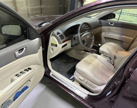 Червоний Хендай Соната, об'ємом двигуна 2.4 л та пробігом 133 тис. км за 8500 $, фото 10 на Automoto.ua