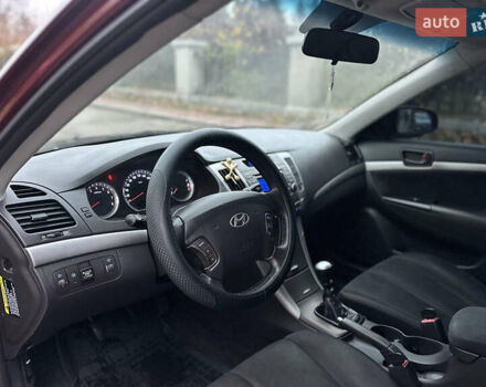 Красный Хендай Соната, объемом двигателя 2 л и пробегом 240 тыс. км за 5300 $, фото 31 на Automoto.ua