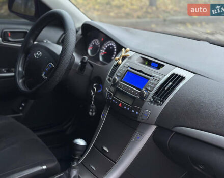 Красный Хендай Соната, объемом двигателя 2 л и пробегом 240 тыс. км за 5300 $, фото 33 на Automoto.ua