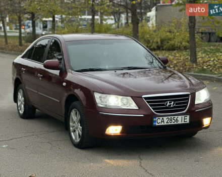 Красный Хендай Соната, объемом двигателя 2 л и пробегом 240 тыс. км за 5300 $, фото 5 на Automoto.ua