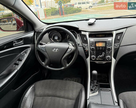 Червоний Хендай Соната, об'ємом двигуна 2.36 л та пробігом 189 тис. км за 8699 $, фото 13 на Automoto.ua