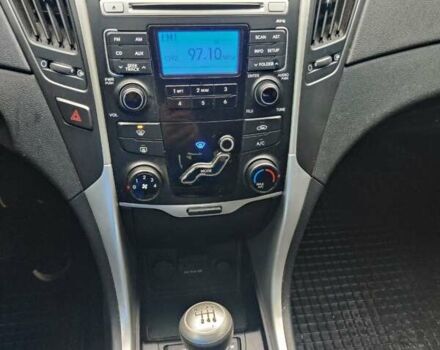 Красный Хендай Соната, объемом двигателя 2 л и пробегом 206 тыс. км за 8500 $, фото 15 на Automoto.ua