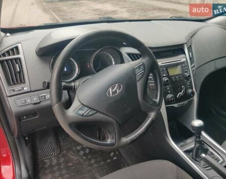 Красный Хендай Соната, объемом двигателя 2 л и пробегом 206 тыс. км за 8500 $, фото 12 на Automoto.ua