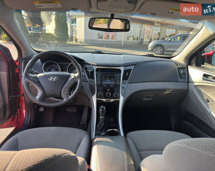 Червоний Хендай Соната, об'ємом двигуна 2.36 л та пробігом 111 тис. км за 9000 $, фото 8 на Automoto.ua