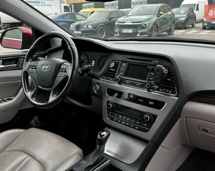 Красный Хендай Соната, объемом двигателя 2 л и пробегом 148 тыс. км за 13500 $, фото 11 на Automoto.ua