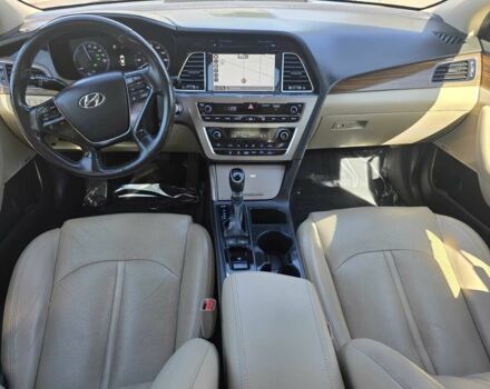 Красный Хендай Соната, объемом двигателя 2 л и пробегом 60 тыс. км за 11000 $, фото 9 на Automoto.ua