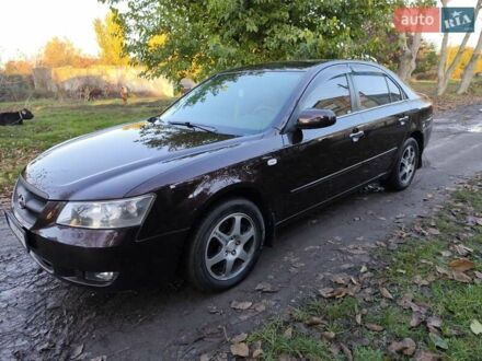 Хендай Соната 2006 в Казатине на Automoto.ua Красный Хендай Соната, объемом двигателя 2 л и пробегом 280 тыс. км за 5200 $, фото 1 на Automoto.ua