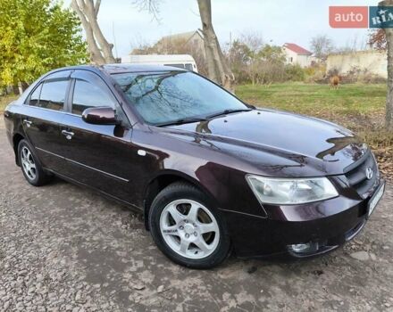 Красный Хендай Соната, объемом двигателя 2 л и пробегом 280 тыс. км за 4999 $, фото 1 на Automoto.ua