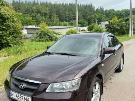 Хендай Соната 2006 у Києві на Automoto.ua Червоний Хендай Соната, об'ємом двигуна 2.4 л та пробігом 238 тис. км за 5300 $, фото 1 на Automoto.ua
