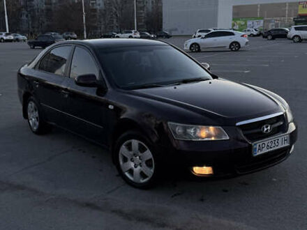 Красный Хендай Соната, объемом двигателя 2 л и пробегом 225 тыс. км за 5000 $, фото 1 на Automoto.ua