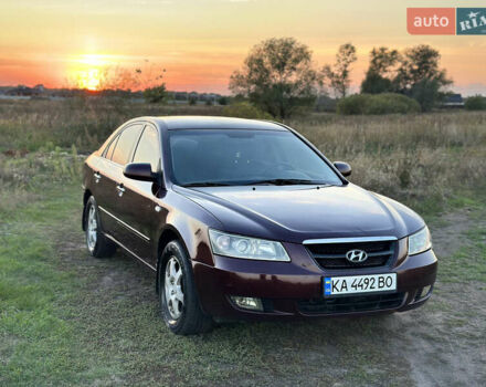 Красный Хендай Соната, объемом двигателя 2 л и пробегом 270 тыс. км за 5000 $, фото 1 на Automoto.ua