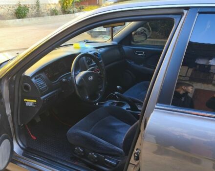 Серый Хендай Соната, объемом двигателя 2 л и пробегом 236 тыс. км за 3700 $, фото 1 на Automoto.ua