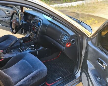 Серый Хендай Соната, объемом двигателя 2 л и пробегом 236 тыс. км за 3700 $, фото 2 на Automoto.ua