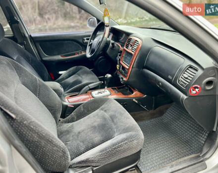 Сірий Хендай Соната, об'ємом двигуна 2 л та пробігом 255 тис. км за 2999 $, фото 39 на Automoto.ua