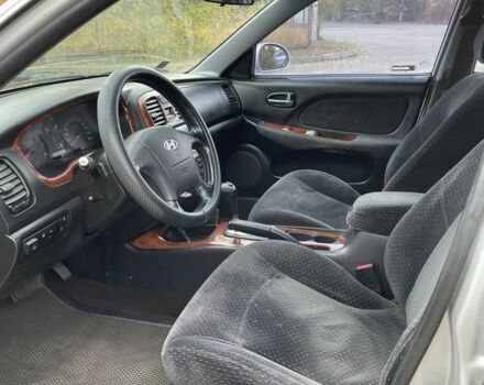 Серый Хендай Соната, объемом двигателя 2 л и пробегом 370 тыс. км за 3000 $, фото 4 на Automoto.ua