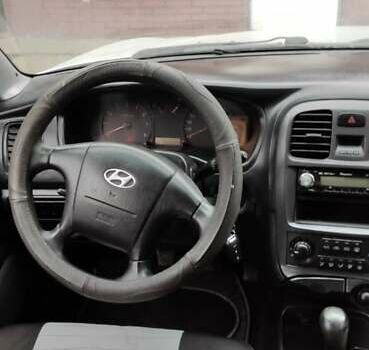 Серый Хендай Соната, объемом двигателя 2 л и пробегом 260 тыс. км за 3250 $, фото 6 на Automoto.ua