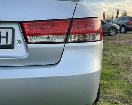 Хендай Соната 2006 у Смеле на Automoto.ua Сірий Хендай Соната, об'ємом двигуна 1.99 л та пробігом 275 тис. км за 5100 $, фото 12 на Automoto.ua