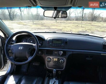 Серый Хендай Соната, объемом двигателя 1.99 л и пробегом 260 тыс. км за 6000 $, фото 9 на Automoto.ua
