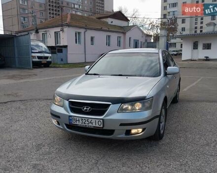 Серый Хендай Соната, объемом двигателя 2.36 л и пробегом 217 тыс. км за 5000 $, фото 3 на Automoto.ua