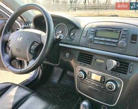Серый Хендай Соната, объемом двигателя 1.99 л и пробегом 260 тыс. км за 6000 $, фото 7 на Automoto.ua