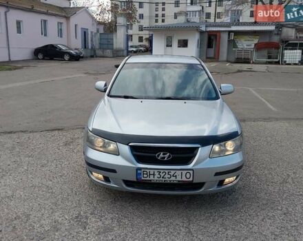 Серый Хендай Соната, объемом двигателя 2.36 л и пробегом 217 тыс. км за 5000 $, фото 1 на Automoto.ua
