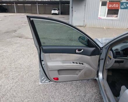 Серый Хендай Соната, объемом двигателя 2.36 л и пробегом 217 тыс. км за 5000 $, фото 14 на Automoto.ua