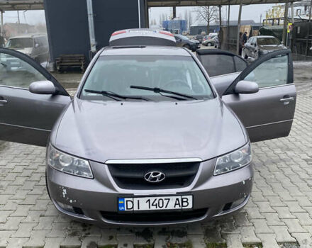 Серый Хендай Соната, объемом двигателя 2 л и пробегом 243 тыс. км за 6500 $, фото 1 на Automoto.ua