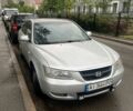 Серый Хендай Соната, объемом двигателя 2 л и пробегом 289 тыс. км за 4900 $, фото 1 на Automoto.ua